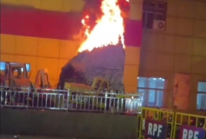 धनबाद स्टेशन के बाहर रेलवे शो-पीस में लगी भीषण आग, दमकल की तत्परता से टली बड़ी घटना….