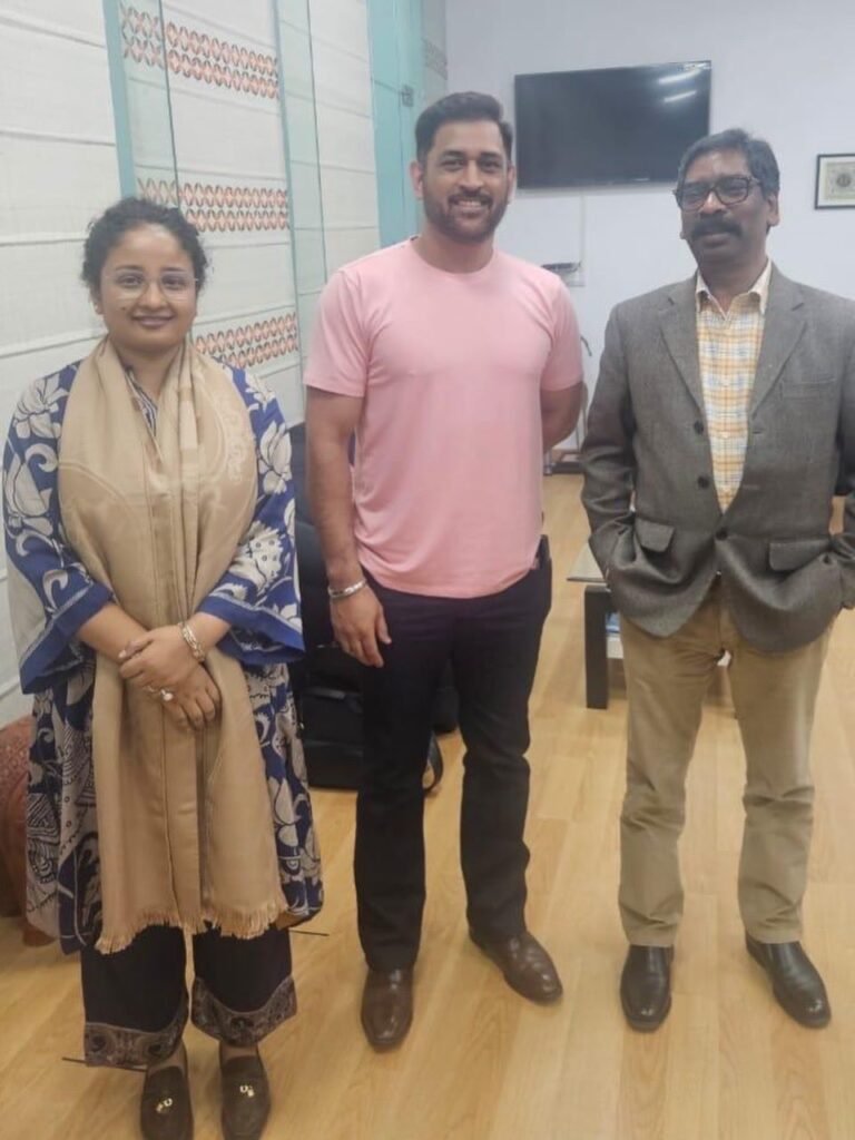 एमएस धोनी ने मुख्यमंत्री हेमंत सोरेन से की मुलाकात, वजह नहीं आई सामने…