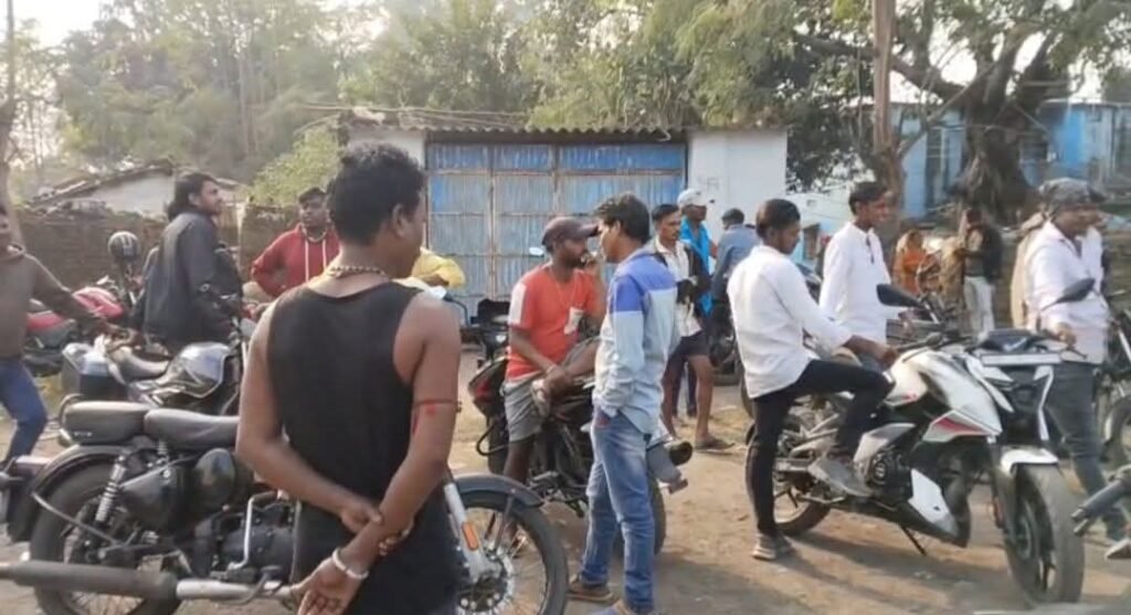 निरसा खुदिया कालीमाटी कॉलोनी में फायरिंग के बाद पुलिस अलर्ट.. भारी संख्या में पुलिस तैनात…