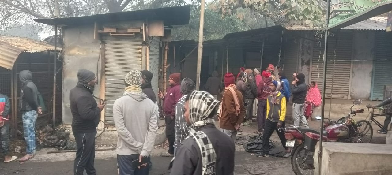 नए साल की रात लगी भीषण आग, एक दर्जन से अधिक दुकानें जलकर खाक, 15–20 लाख का नुकसान…