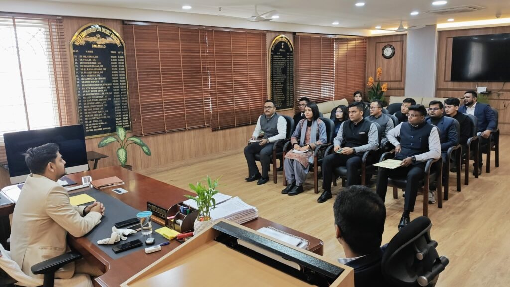 प्रशिक्षु आईएएस पदाधिकारियों ने की उपायुक्त से मुलाकात…