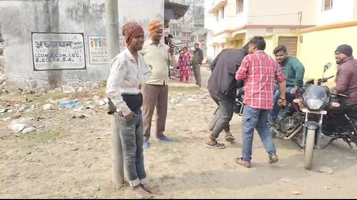 दिनदहाड़े चोरी का प्रयास, स्थानीय लोगों ने युवक को पकड़कर पुलिस के हवाले किया…