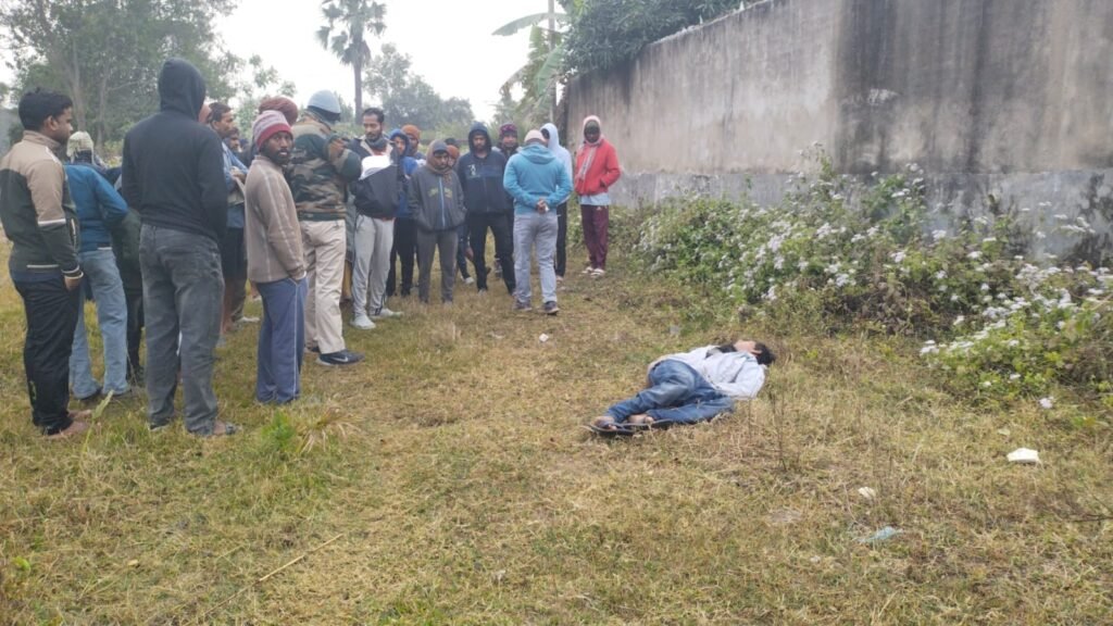 रहस्यमय स्थिति मे पाया गया 15 वर्षीय युवक का शव इलाके मे सनसनी जाँच मे जुटी पुलिस…