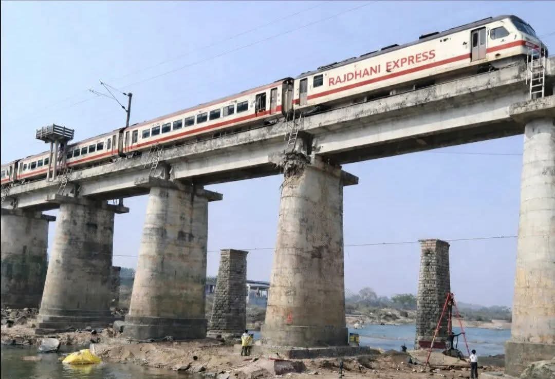 लोहरदगा–रांची रेलखंड पर बड़ा रेल हादसा टला, क्षतिग्रस्त पुल से ट्रेनें गुजर गईं…