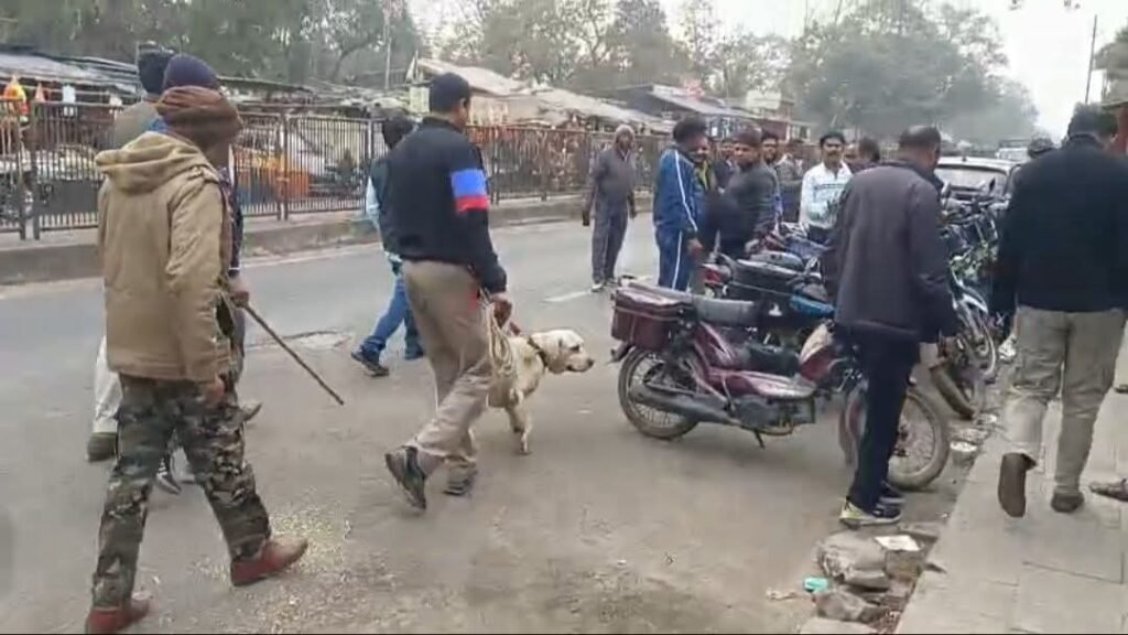 महुदा में ज्वेलर्स दुकान से लाखों की चोरी, खोजी कुत्ते की मदद से जांच जारी…