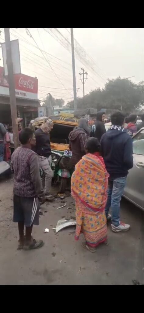 तेज रफ़्तार मे विपरीत दिशा से आ रही कार ने ऑटो को मारी टक्कर चार गंभीर रूप से घायल…