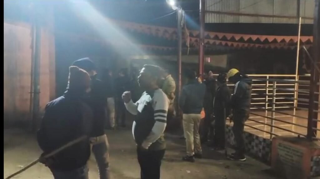 डीजे बजाने को लेकर दो गुटों मे हिंसक झड़प एक दूसरे पर पत्थर बाजी इलाके मे तोड़फोड़…