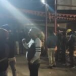 डीजे बजाने को लेकर दो गुटों मे हिंसक झड़प एक दूसरे पर पत्थर बाजी इलाके मे तोड़फोड़…