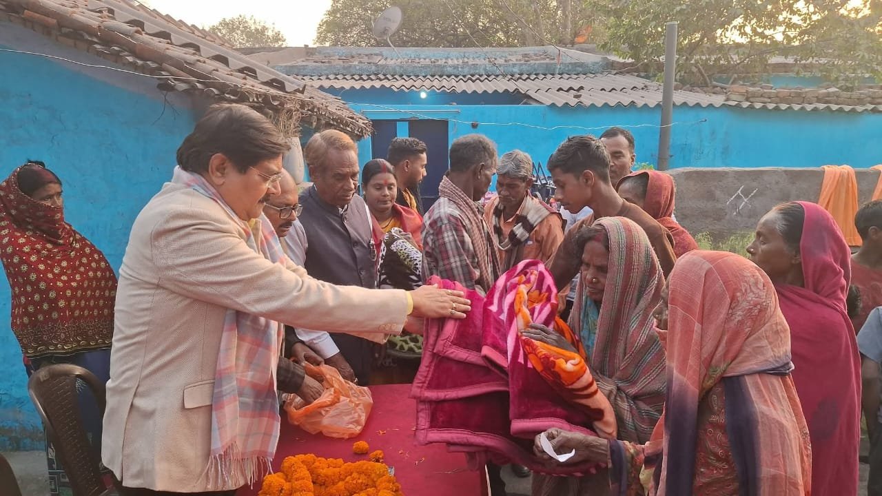 झारखंड विधानसभा के सचेतक राज सिन्हा ने नाली निर्माण का उद्घाटन और जरूरतमंदों में कंबल वितरित किए…