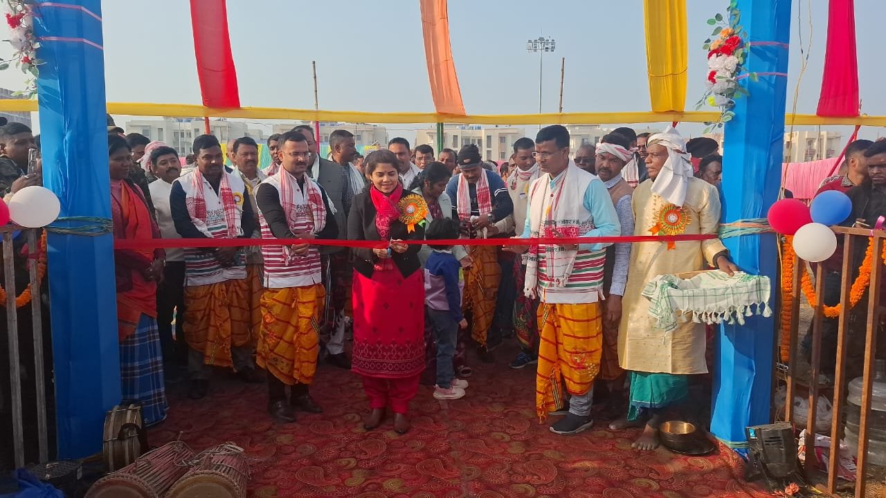 पाकुड़ पुलिस केंद्र में सोहराय पर्व की धूम, मांदर की थाप पर थिरके एसपी निधि द्विवेदी अधिकारी और जवान…