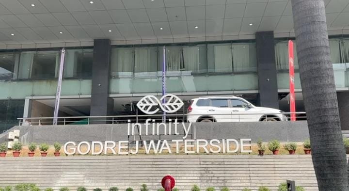 फर्जी नौकरी मामले मे हुई आर्थिक लेनदेन को लेकर दिल्ली से आई ईडी की स्पेशल टीम ने कोलकाता स्थित आई पैक कार्यालय मे मारा छापा, ममता भी पहुँची…