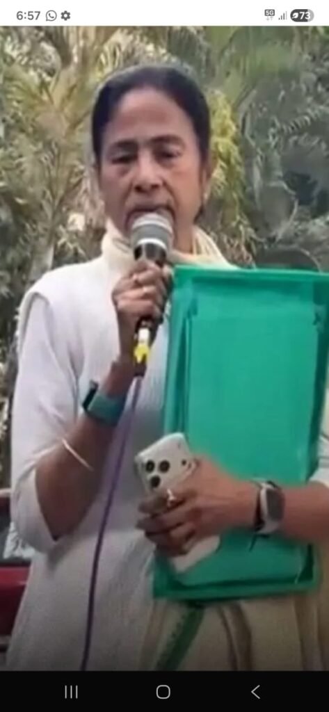 कोलकाता मे दिखी ईडी की छापेमारी मे ममता की दीदी गिरी प्रतिक जैन के घर से ईडी के सामने फाईल लेकर निकली…हाईकोर्ट मे मामला दर्ज..