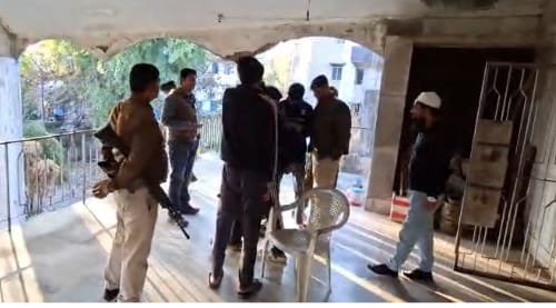 बेकारबांध में दिनदहाड़े चोरी की वारदात, सीसीटीवी में कैद हुई घटना…