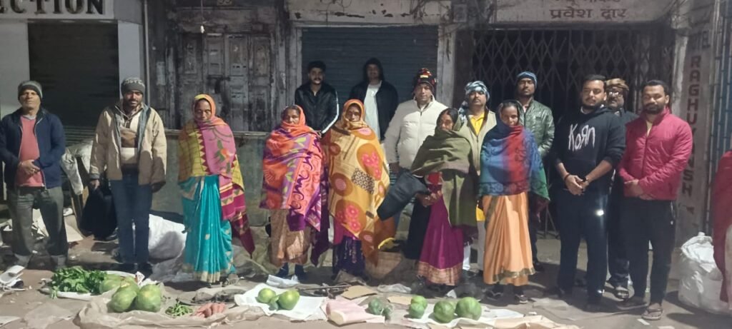 उदय प्रताप ने रात्रि में सब्जी बेचने वाली महिलाओं को किया कंबल वितरण…
