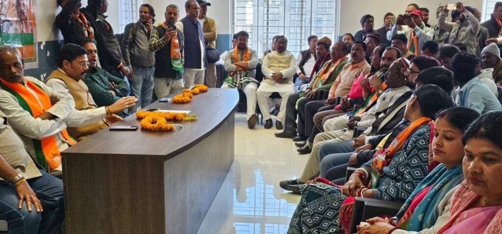 धनबाद बीजेपी में शहरी और ग्रामीण जिलाध्यक्ष के नाम के घोषणा होते ही कार्यकर्ताओं के बधाई का सिलसिला जारी…