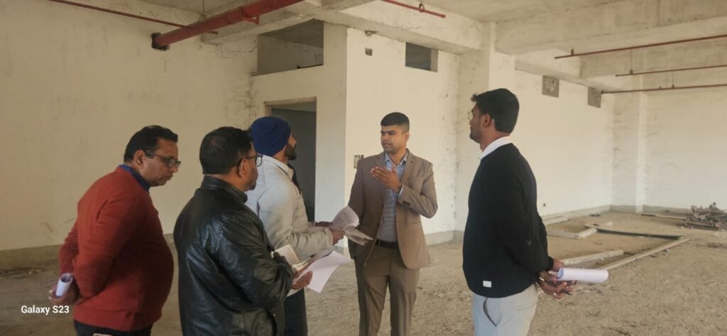 नगर आयुक्त आशीष गंगवार ने निर्माणाधीन योजनाओं का किया निरीक्षण…