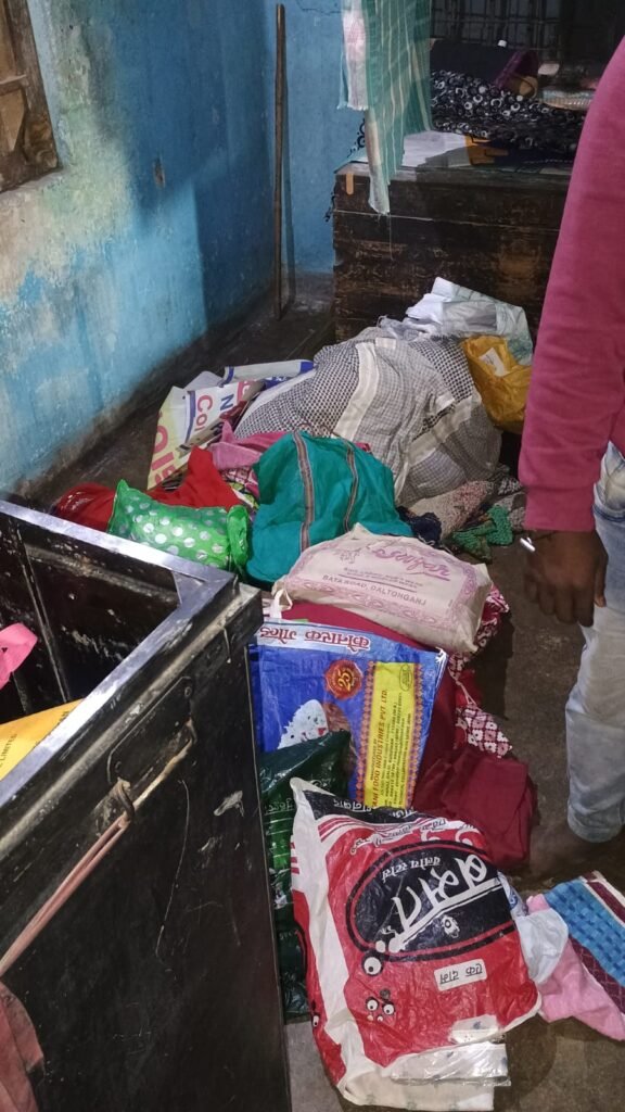 केंद्रीय गृह विभाग में तैनात जवान सहित मैथन के तीन आवासों का ताला तोड़कर लाखों की चोरी…