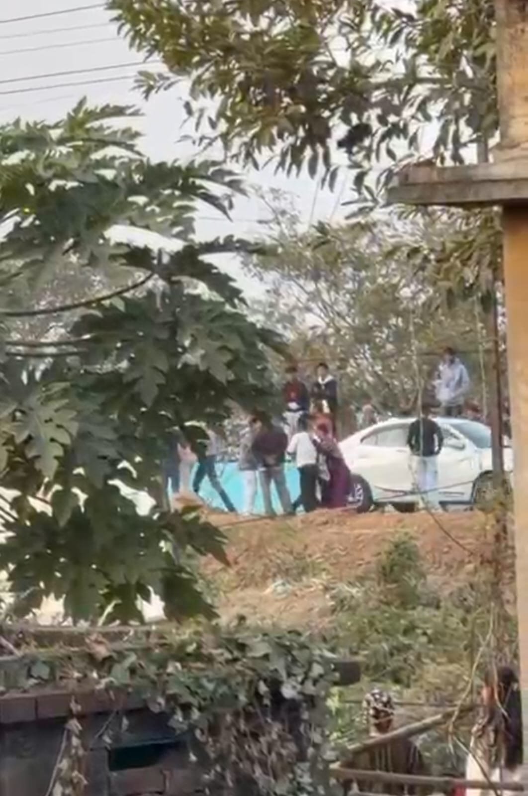 मैथन डैम पर बाइक टकराने को ले दो पक्ष आपस में भिड़े जमकर चले लात घुसे…