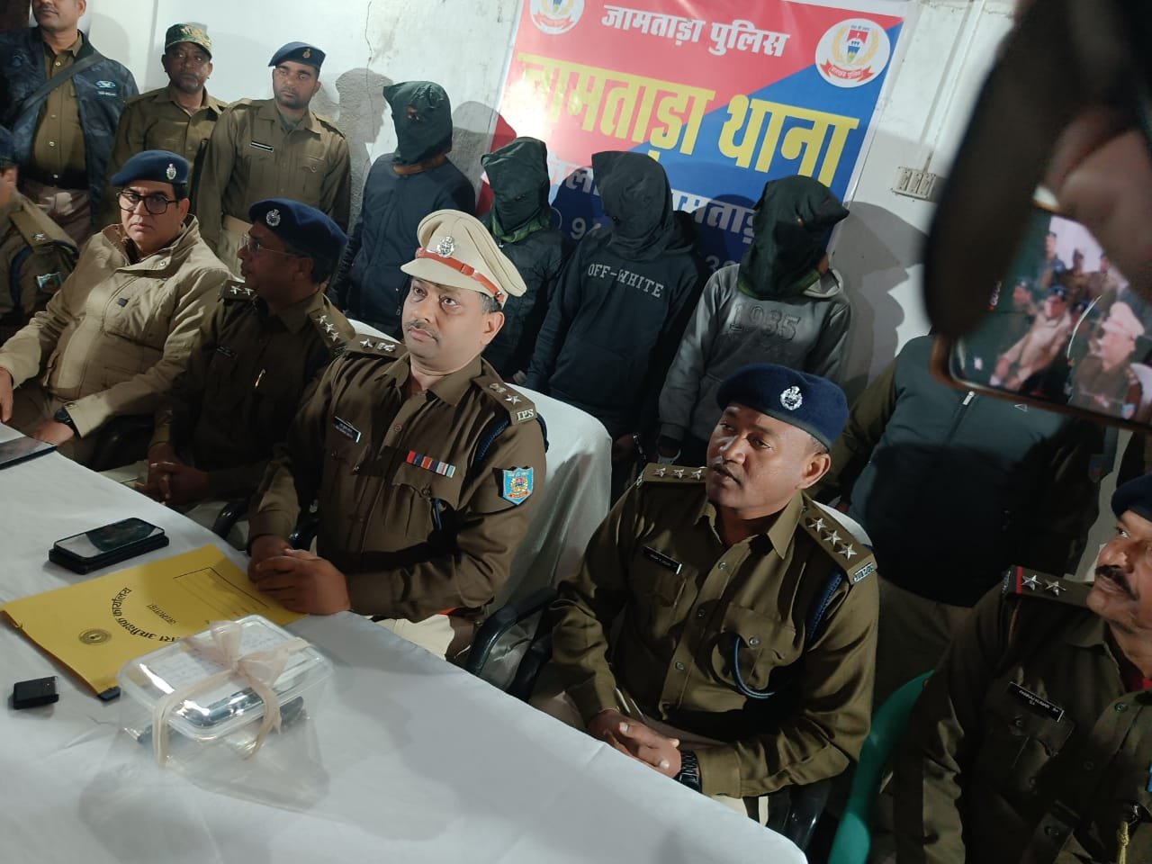 जामताड़ा के सीने पर चली गोलियां, एसपी राजकुमार मेहता की तत्परता ने अपराधियों की तोड़ी कमर, चार गिरफतार, दो की तलाश जारी”…