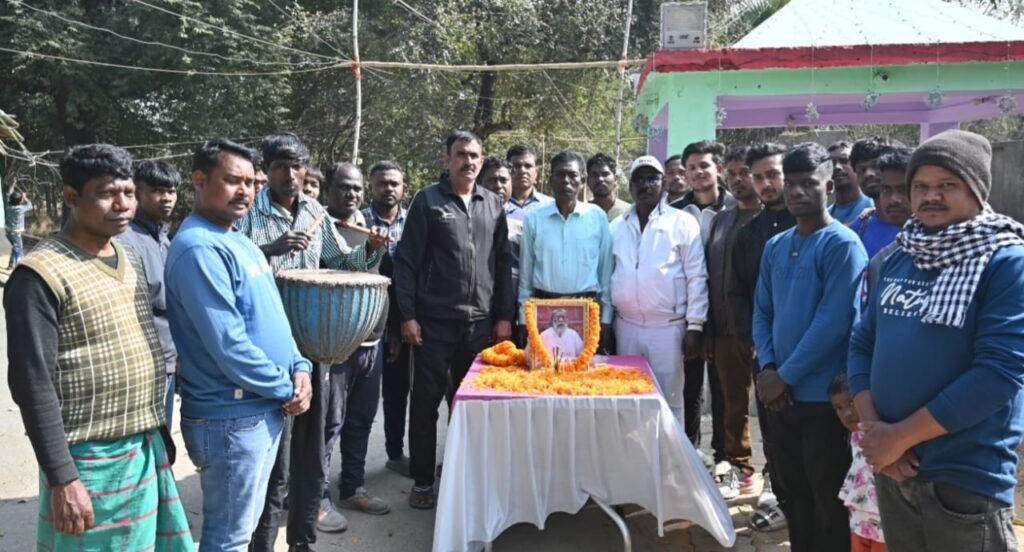 आकानाघुटू में सोहराय पर्व के साथ दिसोम गुरु शिबू सोरेन का जन्मदिन धूमधाम से मनाया गया…
