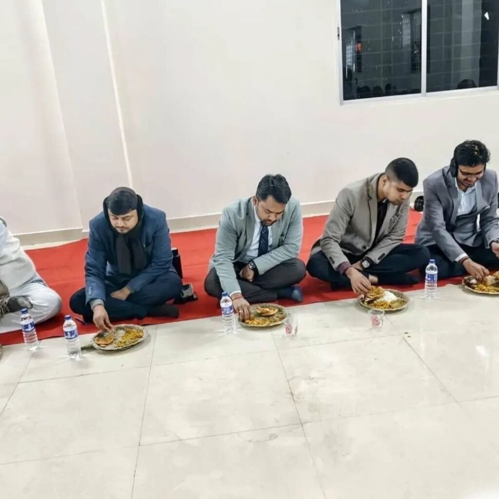 गुरुजी शिबू सोरेन के आश्रम पहुंचा धनबाद का जिला प्रशासन.. 81वां जन्मदिन वर्षगांठ के भोज में शामिल हुए चारों IAS अधिकारी डीसी ,डीडीसी ,एसडीएम और नगर आयुक्त सभी ज़मीन पर बैठ कर भोजन ग्रहण किए…