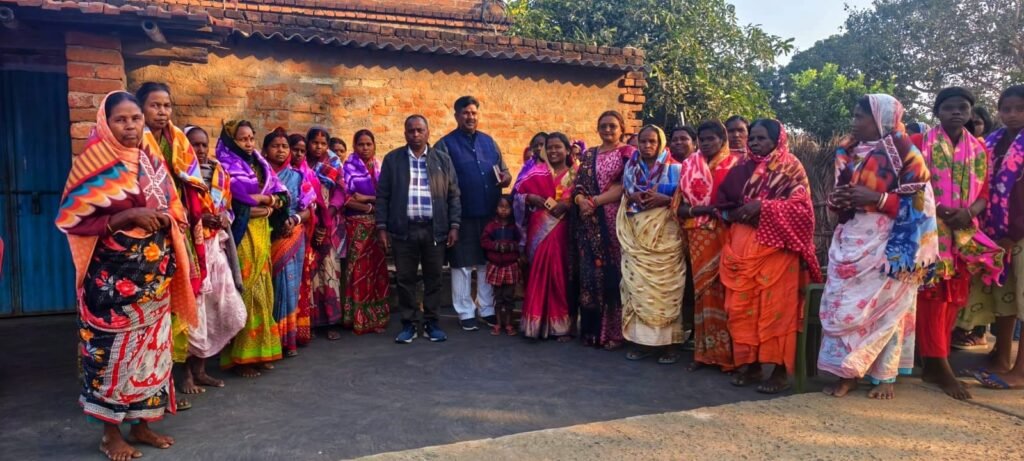 कपकपाती सर्दी में गरीबों के लिए सहारा बनीं बबीता झा, भाजपा नेत्री ने बांटा कंबल…