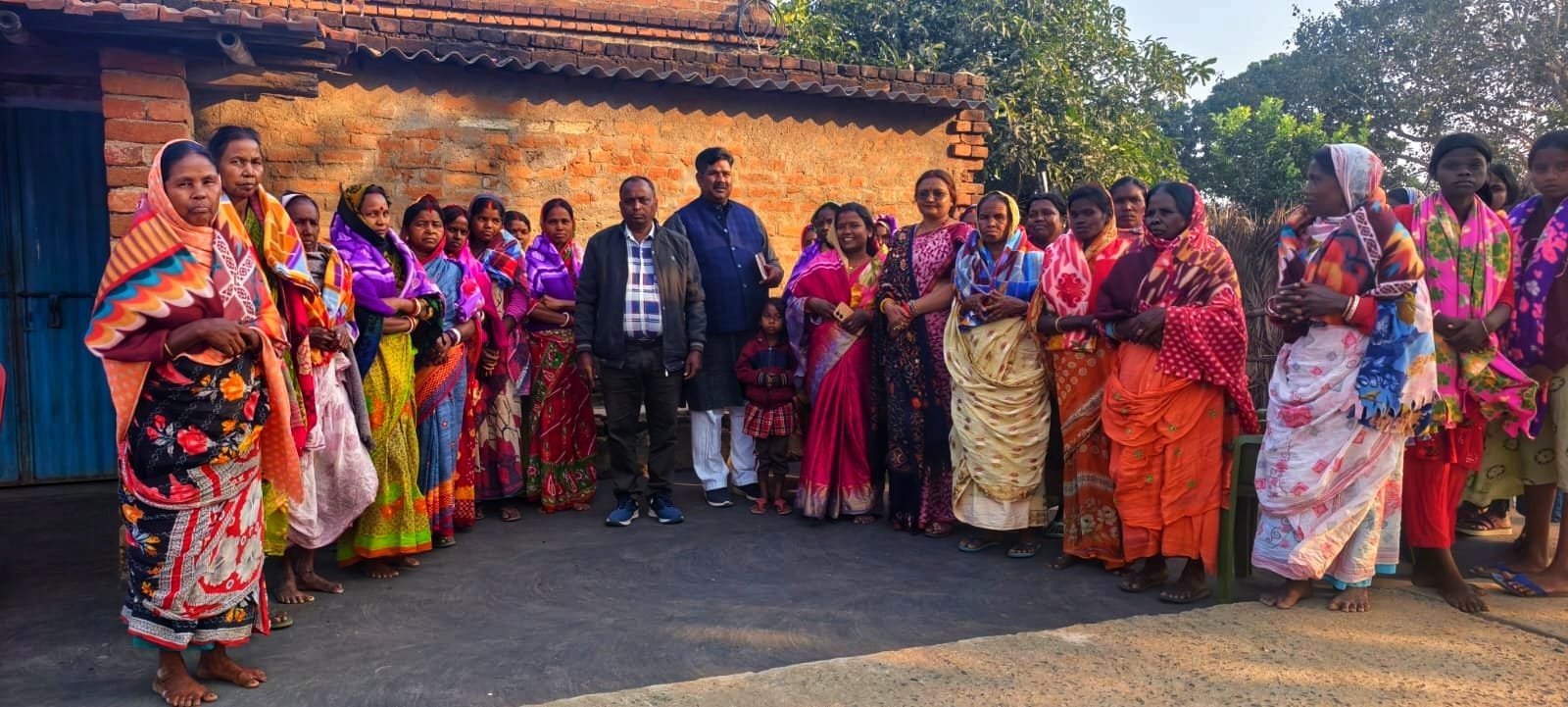 कपकपाती सर्दी में गरीबों के लिए सहारा बनीं बबीता झा, भाजपा नेत्री ने बांटा कंबल…