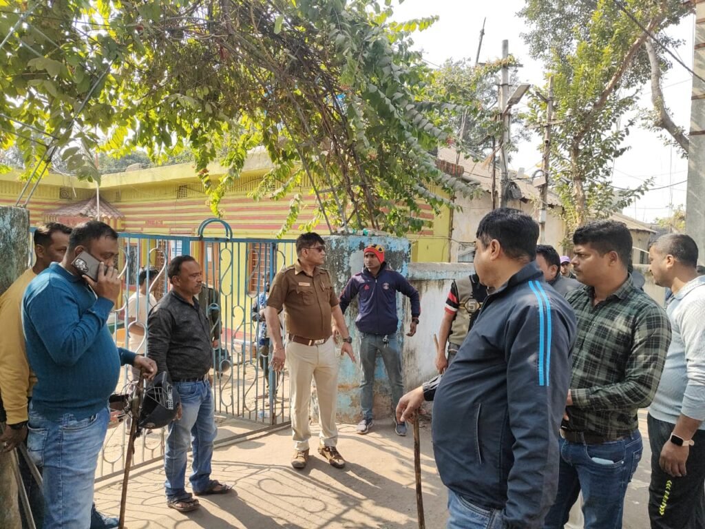 क्रिकेट खेल रहे बच्चों के बिच हुई मामूली विवाद के बाद चली गोली दो पक्ष आमने सामने हुई जमकर पत्थर बाजी लाठी चार्ज…