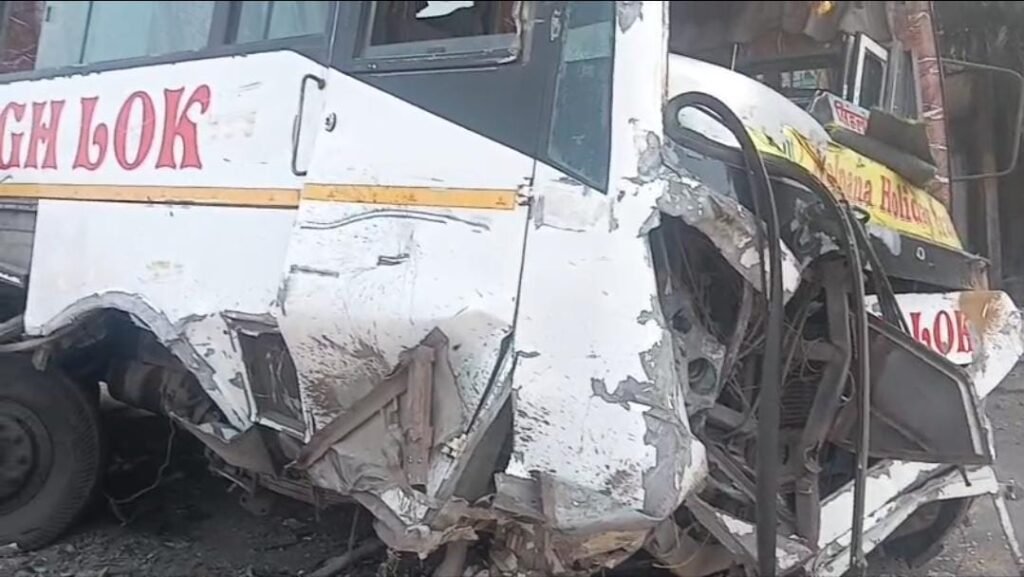 भीषण सड़क हादसा: निरसा हटिया मोड़ के पास अनियंत्रित होकर डिवाइडर से टकराई बस, टला बड़ा हादसा…