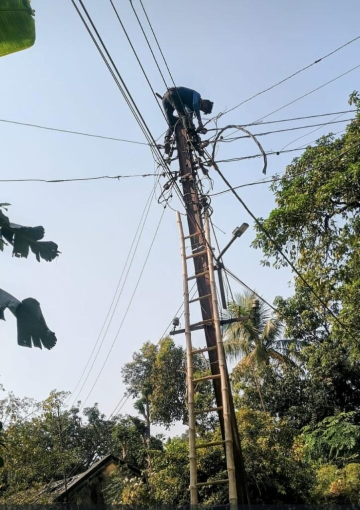 आवासीय क्षेत्र में खुले बिजली तार के मकड़जाल से जल्द छुटकारा…