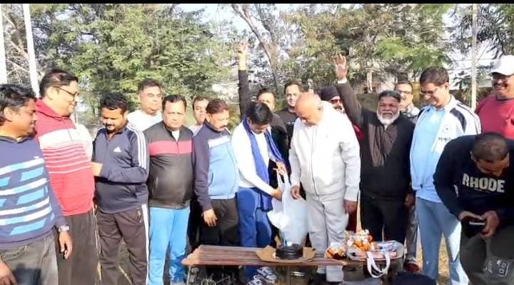 गोल्फ़ ग्राउंड में मॉर्निंग वाकरो ने पूर्व मेयर शेखर अग्रवाल का मनाया जन्मदिन..शेखर अग्रवाल ने भी जन्मदिन पर जनता से विकास को आगे बढ़ाने का किया वादा…