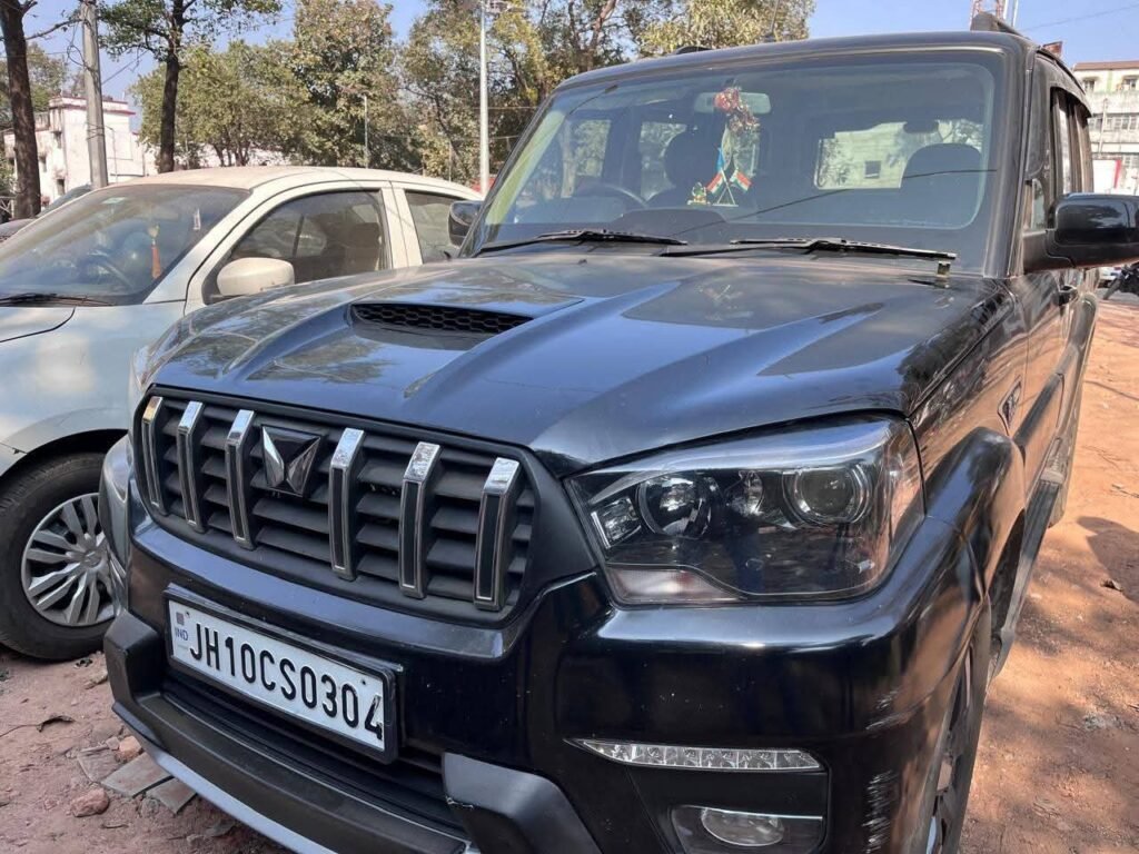 काले शीशे और मॉडिफाइड नंबर प्लेट वाली स्कॉर्पियो पर ट्रैफिक पुलिस की सख्त कार्रवाई, वाहन हुआ जब्त…