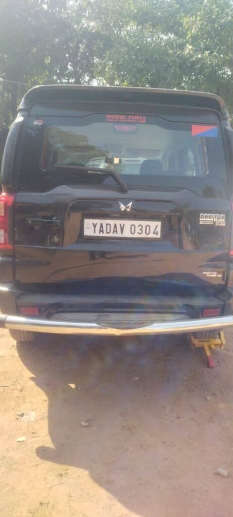 नंबर प्लेट पर YADAV लिख नियमों का मजाक बनाने वाला स्कॉर्पियो चढ़ा पुलिस के हत्थे, मोटर वाहन अधिनियम के तहत होगी कार्रवाई…
