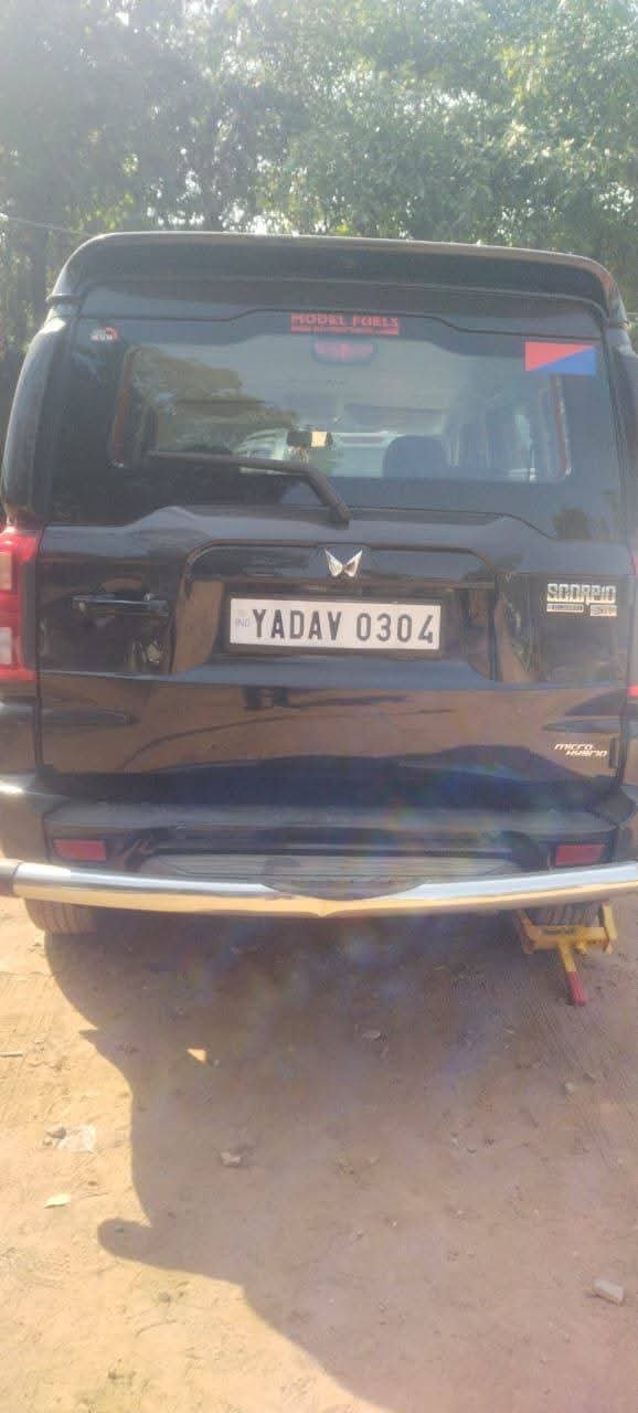 नंबर प्लेट पर YADAV लिख नियमों का मजाक बनाने वाला स्कॉर्पियो चढ़ा पुलिस के हत्थे, मोटर वाहन अधिनियम के तहत होगी कार्रवाई…