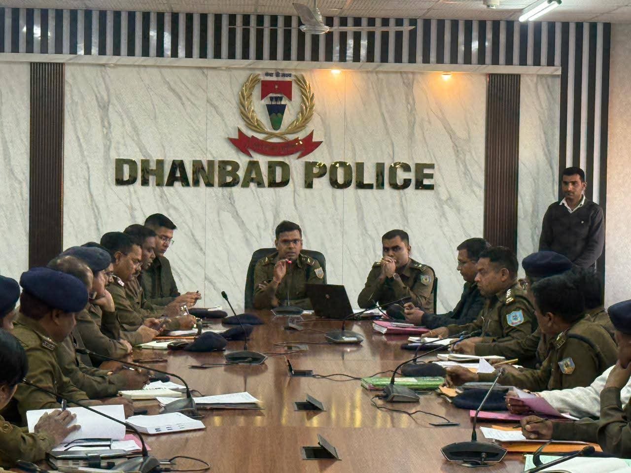धनबाद में अपराध नियंत्रण को लेकर बड़ा फैसला, SSP की अध्यक्षता में हुई महत्वपूर्ण बैठक…