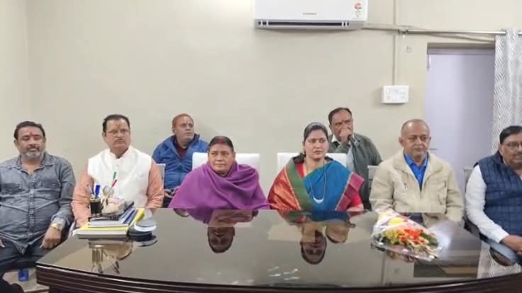 धनबाद की पहली मेयर रही इंदु सिंह फिर उतरेगी धनबाद मेयर चुनाव संग्राम में.. बहु आसनी सिंह के साथ इंदु सिंह ने की प्रेस वार्ता…