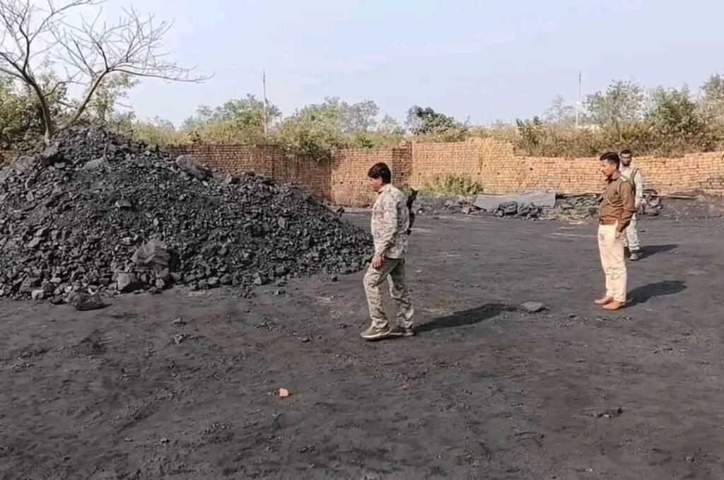 बरवाअड्डा में अवैध कोयला कारोबार पर पुलिस ने की कार्रवाई.. जिप सदस्य पति दिलीप चौधरी के कोयला डिपो पर छापा…