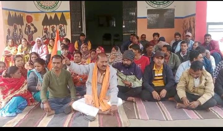 चिरकुंडा नगर परिषद के पूर्व उपाध्यक्ष जय प्रकाश सिंह ने कार्यालाय के बाहर विभाग के खिलाफ धरना…