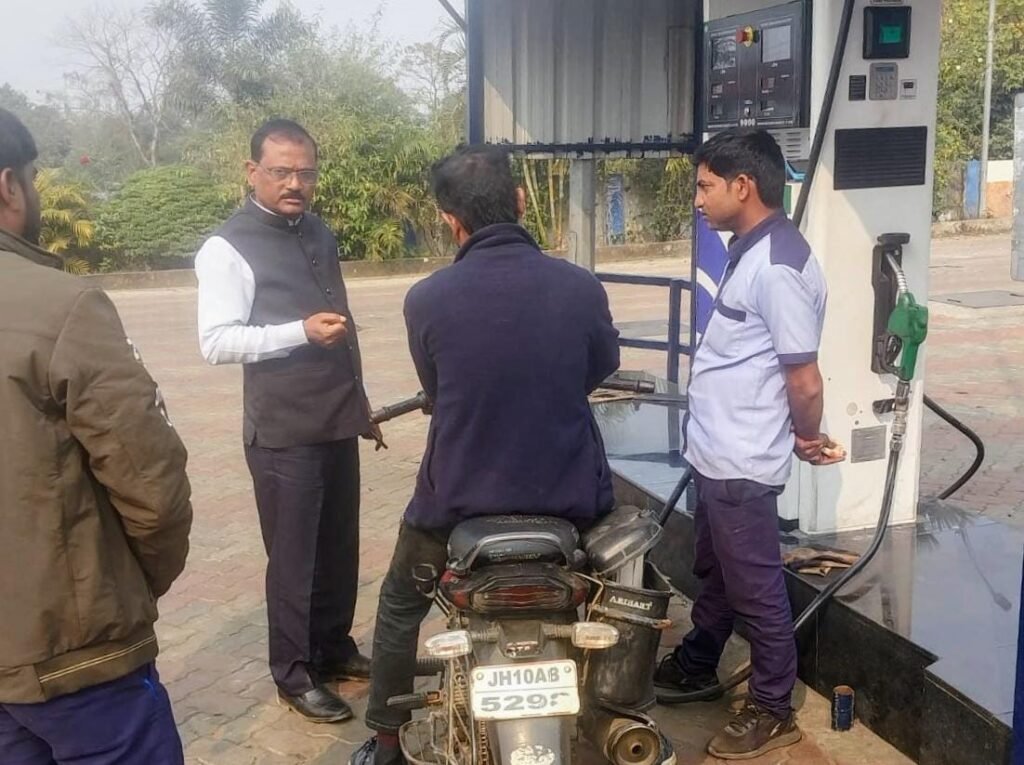 बलियापुर सीओ ने चलाया “नो हेलमेट नो पेट्रोल” अभियान…