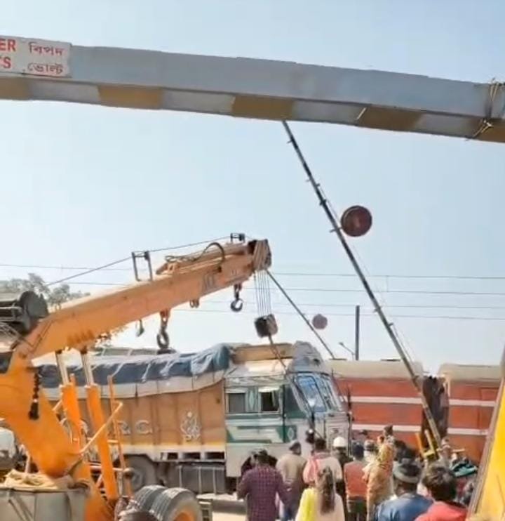जशीडीह रोहिणी-नावाडीह रेलवे फाटक पर बड़ा रेल हादसा ट्रक से टकराई गोंडा आसनसोल एक्सप्रेस ट्रेन…
