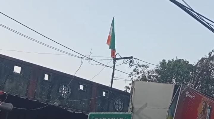 77वें गणतंत्र दिवस से पहले कुलटी मे दिखा उल्टा तिरंगा लोगों मे आक्रोश…