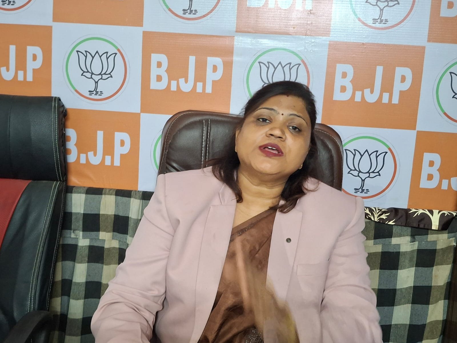 विकाशकार्य से कोसों दूर है रानीगंज विधानसभा इलाका सड़क बिजली और पानी ही नही बल्कि सरकारी योजनाओं से भी हैं कई लोग वंचित, आशा शर्मा…