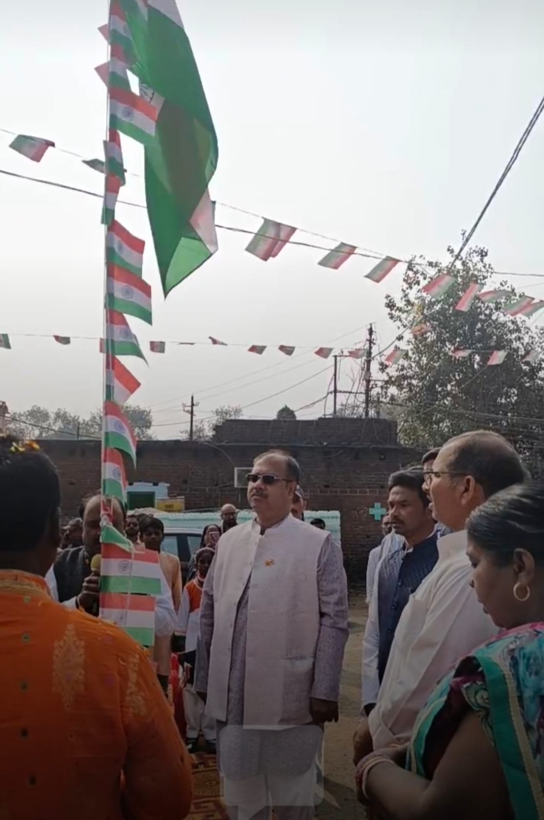 गणतंत्र दिवस के मौके पर बिजेपी नेता ने बच्चों को तिरंगा झंडा और मिठाइयाँ बाँटकर किया सम्मानित…