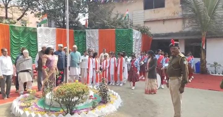 धनबाद के गांधी सेवा सदन में भी शान से लहरा तिरंगा एडीएम के साथ छोटी बच्चियों ने भी लिया कार्यक्रम में हिस्सा…