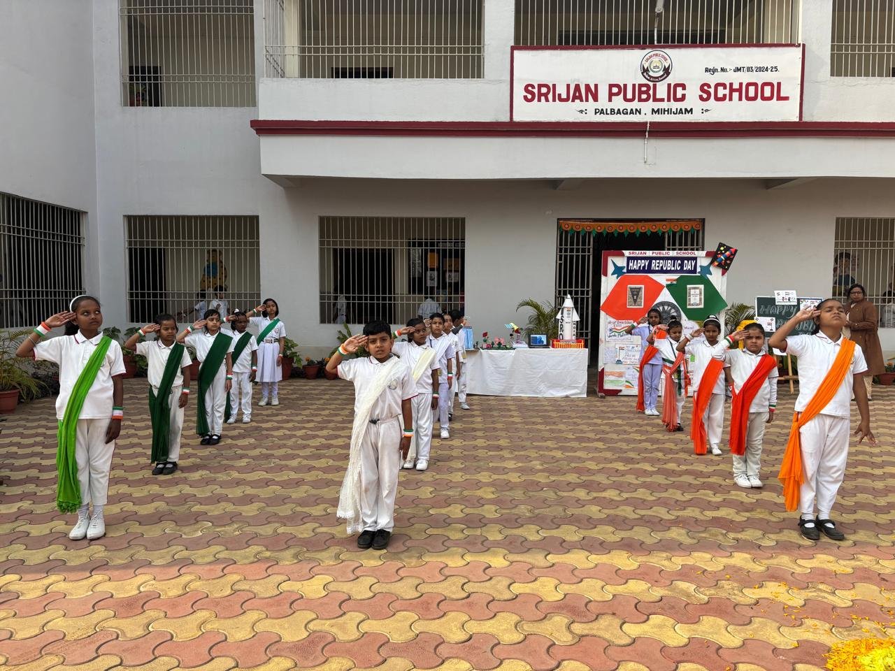 पहले संविधान की शपथ, फिर तिरंगे की छाया में राष्ट्रगीत की गूंज से गुलजार हुआ गणतंत्र दिवस…