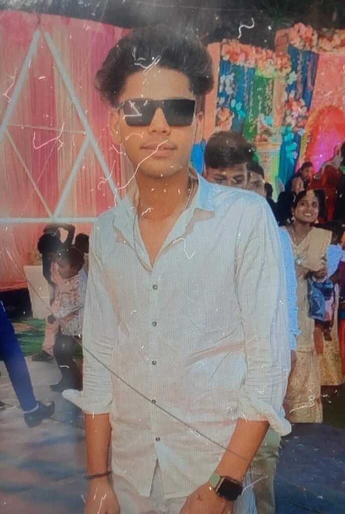 चापापुर टू कोलियरी मार्ग पर अज्ञात हाइवा की टक्कर से युवक की मौत, मुआवजा व नौकरी की मांग को लेकर उग्र प्रदर्शन…