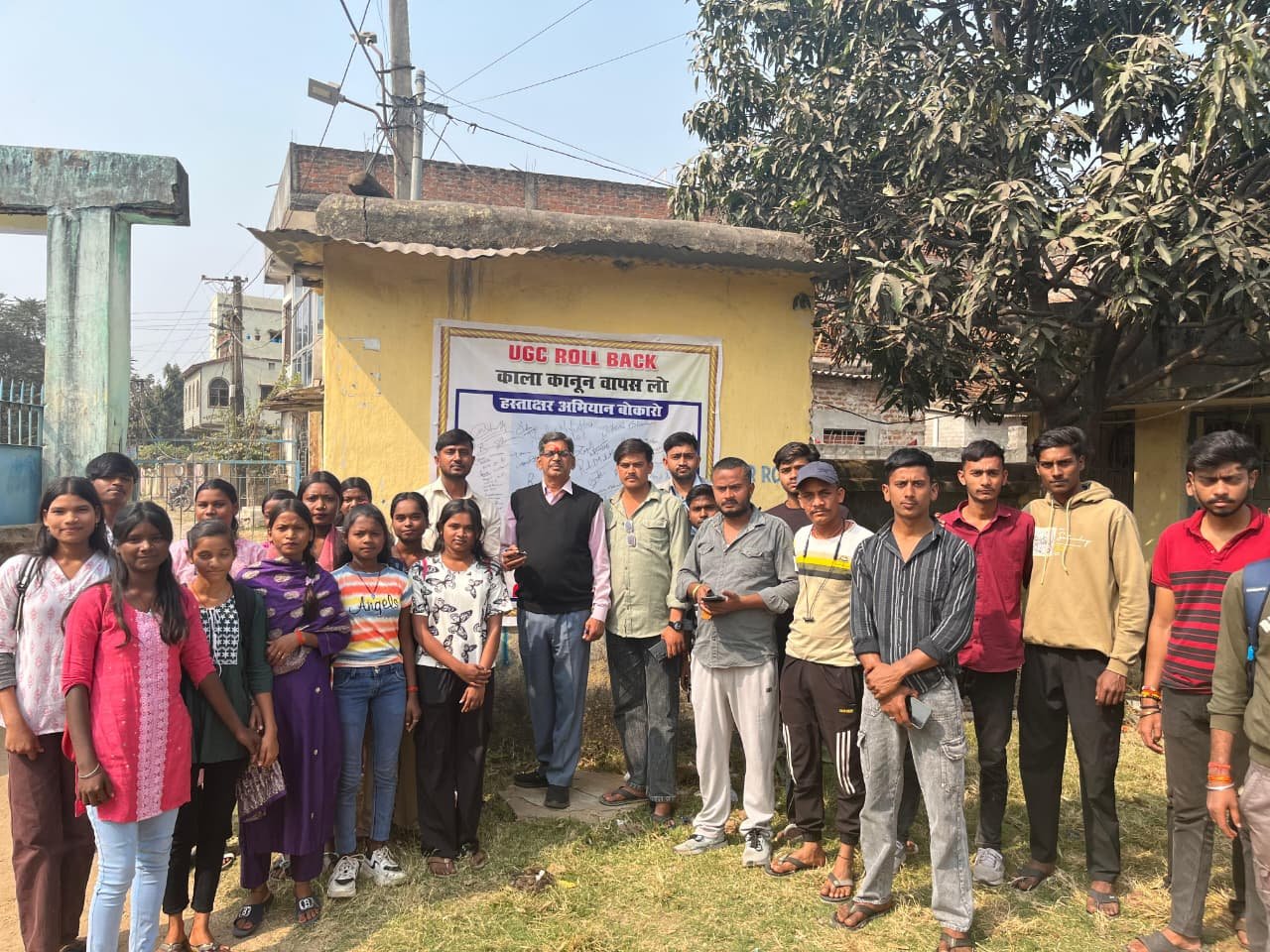 एस एस कॉलेज चास में यूजीसी एक्ट के खिलाफ छात्र नेता युगदेव महथा के नेतृत्व में हस्ताक्षर अभियान…