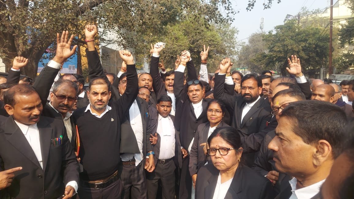 गुरुवार से धनबाद के अधिवक्ता करेंगे न्यायिक कार्यों का बहिष्कार,गेट के सामने बाउंड्रीवाल से है नाराजगी…