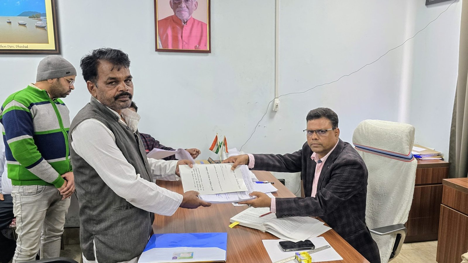 अखिलेश्वर महतो व इंदु देवी ने किया महापौर के लिए नामांकन…