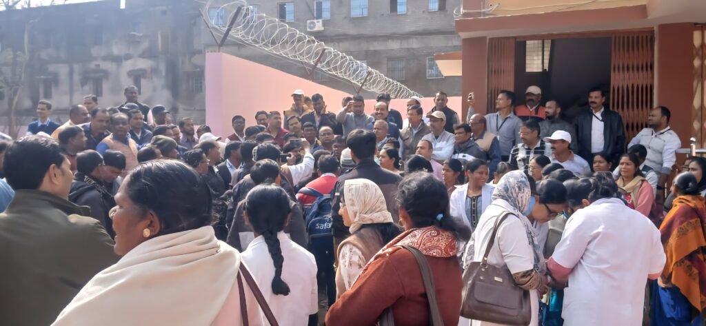 सदर अस्पताल के चिकित्सक, नर्सिंग स्टाफ व पैरामेडिकल कर्मियों ने उपायुक्त से किया निजता की रक्षा व सुरक्षा के लिए आवश्यक कार्रवाई करने का अनुरोध…